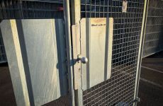 Bouwhek detail van slot en schild
